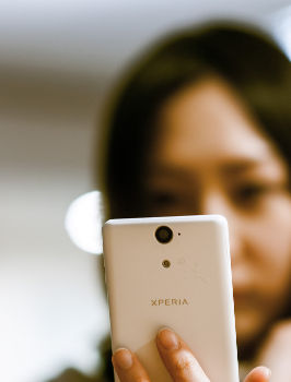 スマホを持つ女性